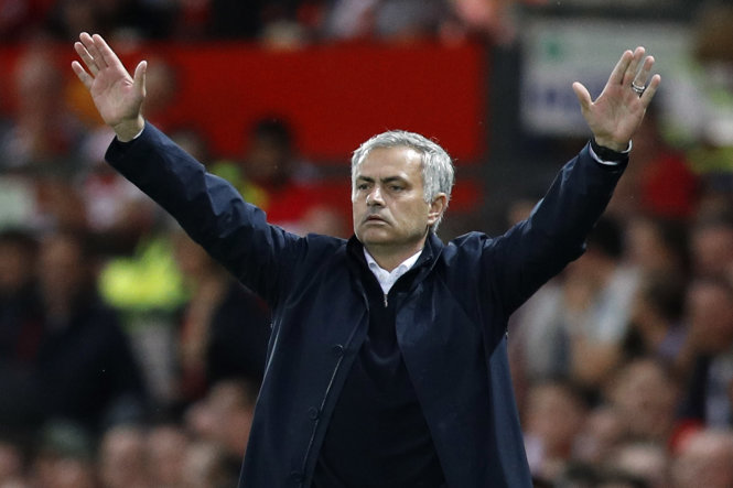 HLV Mourinho sẽ có niềm vui chiến thắng trước đồng nghiệp Guardiola?. Ảnh: REUTERS