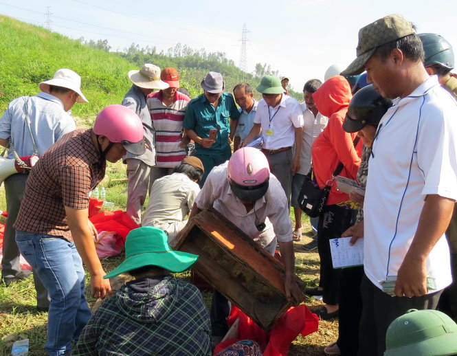 Hàng trăm người dân có mặt tại nghĩa trang phía Bắc TP Nha Trang để di chuyển các phần mộ về nghĩa trang xã Phước Đồng - Ảnh: THANH TRÚC