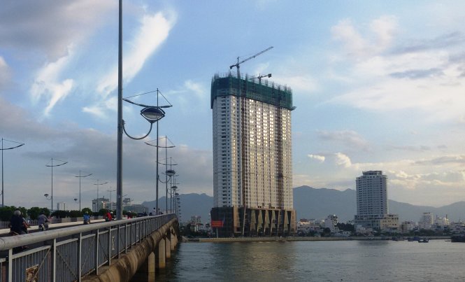 Khách sạn, căn hộ cao cấp Mường Thanh Khánh Hòa đã xây “vượt trần” đến tầng 43 (Ảnh chụp chiều 09-9-2016) - Ảnh:PHAN SÔNG NGÂN