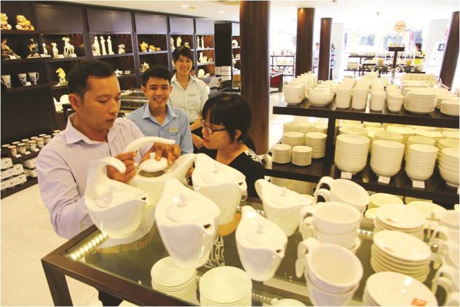 Khách tham quan và mua sắm tại showroom của Công ty Minh Long I địa chỉ 69 Hùng Vương (quận Ninh Kiều, TP Cần Thơ) Ảnh: CHÍ QUỐC