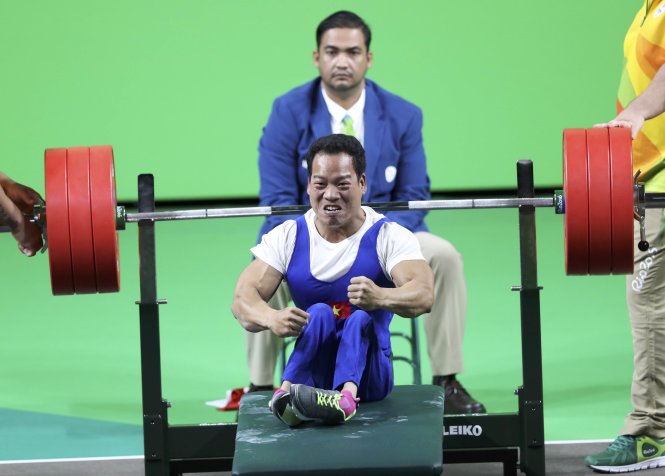 Lê Văn Công ăn mừng sau khi nâng tạ thành công. Ảnh: REUTERS