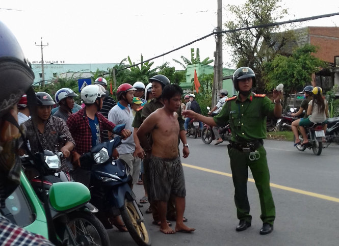 Đối tượng Giang được đưa về trụ sở công an - Ảnh: HOÀI THƯƠNG