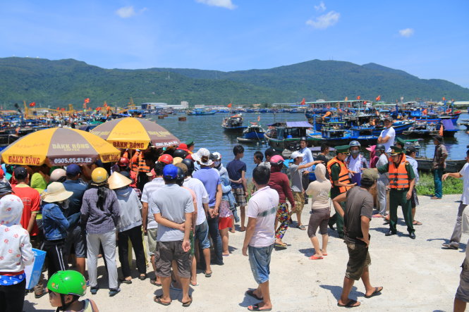 Thi thể thợ lặn Lê Văn Trai vừa được tìm thấy - Ảnh: T.N
