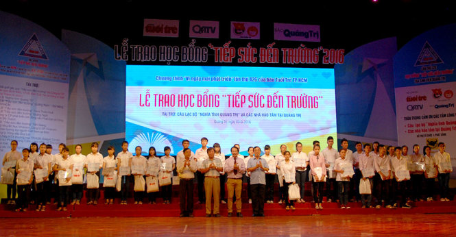 Đại diện Ban tổ chức chụp ảnh lưu niệm với tân sinh viên nhận học bổng Tiếp sức đến trường – Ảnh: QUỐC NAM