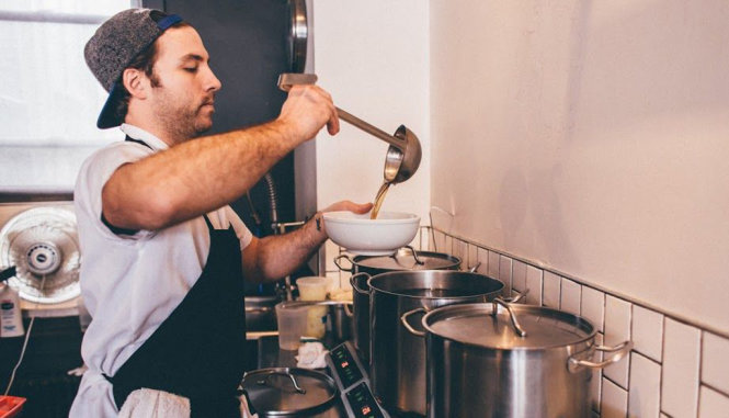 Đầu bếp Tyler Akin tại nhà hàng Stock do anh làm chủ - Ảnh: Philly Eater