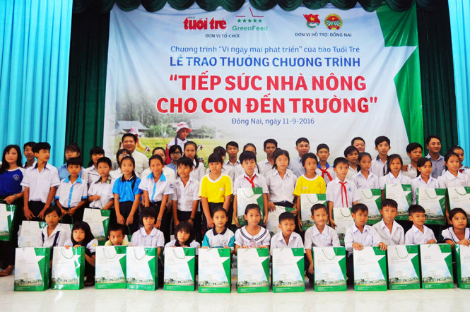 Các em học sinh, sinh viên được trao thưởng là con các hộ nông dân tham gia chương trình trợ vốn “Tiếp sức nhà nông cho con đến trường” có thành tích học tập tốt năm học 2015-2016 - Ảnh: A LỘC