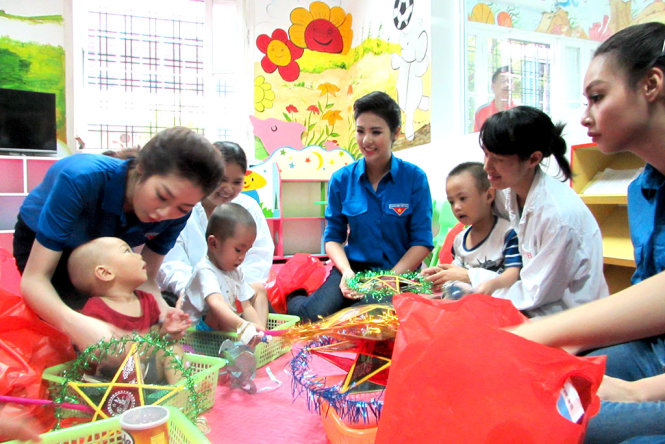 Các người đẹp cùng hát tặng các em nhỏ bài hát Chiếc đèn ông sao tại khoa phẫu thuật tim mạch lồng ngực - Ảnh: HÀ THANH