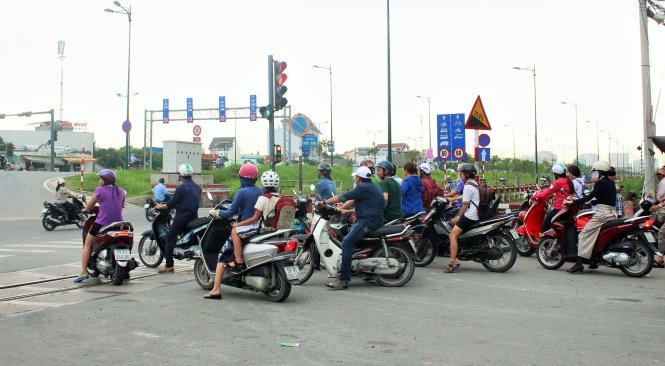 Người dân dừng chờ đèn đỏ trên đường ngang Hiệp Bình (P.Hiệp Bình Chánh, Q.Thủ Đức, TP.HCM) - Ảnh: THƯƠNG HOÀNG