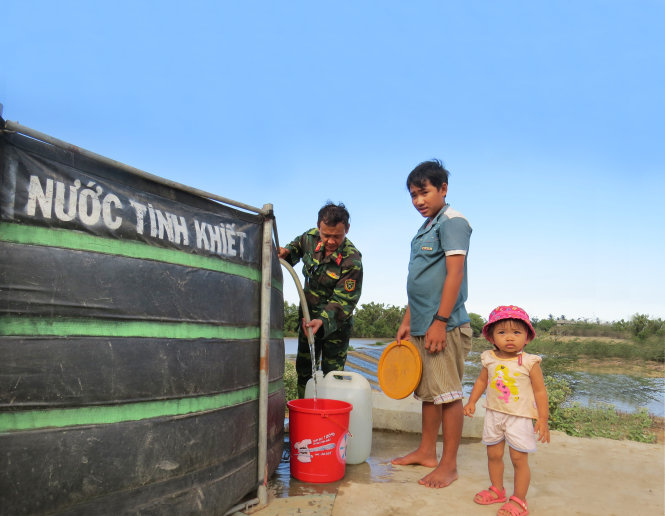 Người dân Ninh Thuận luôn vất vả vì thiếu nước. Trong ảnh: Quân khu 5 phải đưa xe lọc nước sông Dinh để cung cấp cho người dân xã Phước Sơn (Ninh Phước, Ninh Thuận) trong mùa khô hạn năm 2015 - Ảnh: DUY THANH