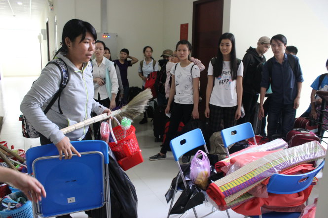 Sinh viên vào ở KTX Cỏ May được phát chiếu, chăn, gối, màn, ghế học - Ảnh: HÀ BÌNH