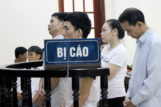 Các bị cáo trong vụ buôn bán, vận chuyển 20 bánh heroin trước vành móng ngựa ngày 12-9 - Ảnh: D.HÒA
