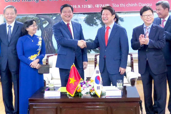 Ông Đinh La Thăng và đoàn đại biểu TP.HCM tại buổi làm việc với lãnh đạo TP Daegu, Hàn Quốc ngày 12-9 - Ảnh: H.H.
