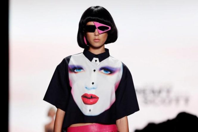 Một mẫu trong bộ sưu tập mới của Jeremy Scott - Ảnh: REUTERS