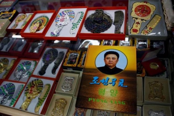 Quà lưu niệm tại một cửa hàng ở Đan Đông, tỉnh Liêu Ninh, Trung Quốc - Ảnh: Reuters