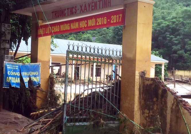 Bùn đất tràn vào Trường THCS Yên Tĩnh, huyện Tương Dương, Nghệ An sau trận lũ quét rạng sáng 14-9 - Ảnh: MẠC VĂN NGUYÊN