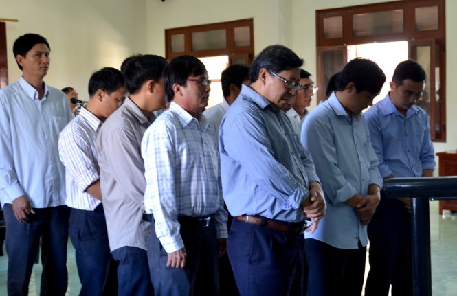 16 bị cáo nghe chủ tọa phiên tòa tuyên án - Ảnh: DUY THANH