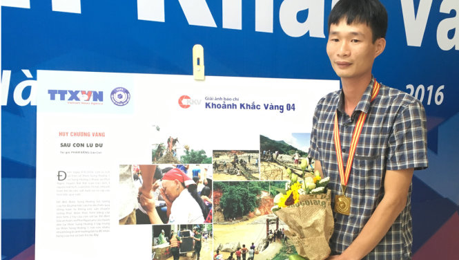 Tác giả Phạm Bằng cùng bộ ảnh Sau cơn lũ dữ - Ảnh: V.V.TUÂN