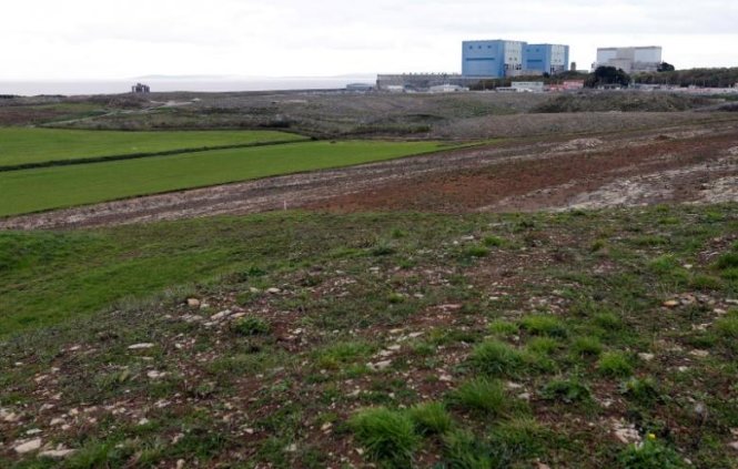 Các nhà máy điện hạt nhân Hinkley Point A và B có thể thấy ở phía sau khu vực sẽ là nơi xây dựng nhà máy điện hạt nhân Hinkley Point C tại Bridgwater thuộc vùng tây nam nước Anh - Ảnh: Reuters