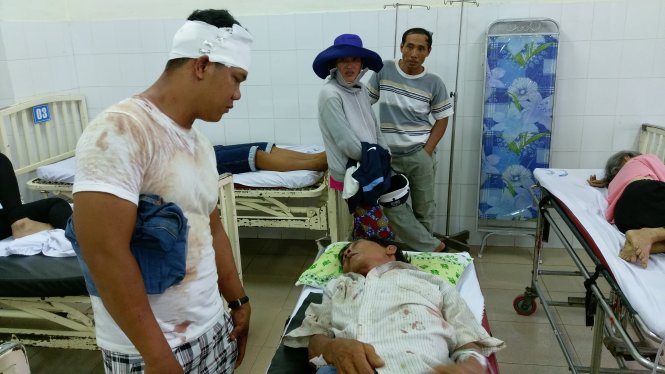 Ông Khương và con trai cũng đầy thương tích vì tranh giành lối đi với em trai - Ảnh: TRẦN MAI