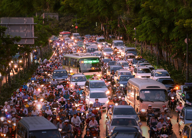 Kẹt cứng trên đường Trần Quốc Hoàn (hướng từ sân bay Tân Sơn Nhất) về các quận trung tâm mỗi khi vào giờ cao điểm - Ảnh: HỮU KHOA