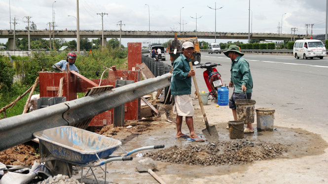 Các công nhân đang khẩn trương xây dựng những hạng mục cuối cùng của công trình trạm dừng nghỉ đầu tiên trên đường cao tốc TP.HCM - Trung Lương để kịp đưa vào sử dụng cuối năm 2016 - ảnh: Mậu Trường