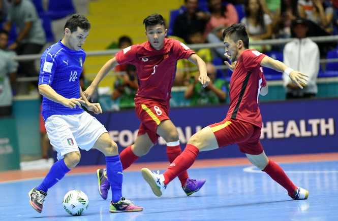 Đội tuyển futsal VN có trận đấu kiên cường trước Ý. Ảnh: QUANG THẮNG