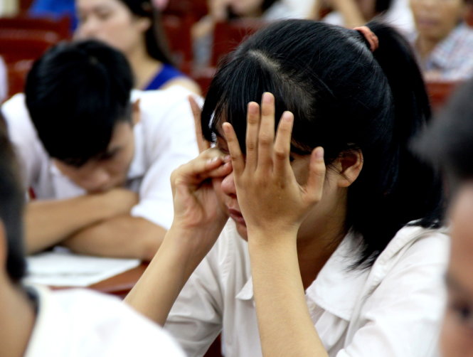 Những giọt nước mắt cảm động của tân sinh viên Huế - Ảnh: MINH AN