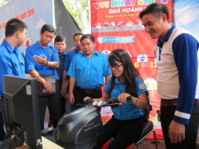 Các bạn trẻ trải nghiệm kỹ năng “lái xe trên mô hình” - Ảnh: K.ANH