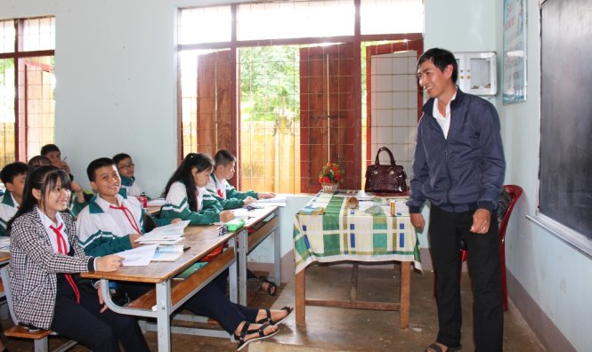 Thầy Nguyễn Ngọc Đức giảng dạy tại lớp học - Ảnh: THÁI THỊNH
