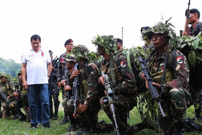 Ông Duterte thăm doanh trại Scout Rangers hôm 15-9 - Ảnh: AFP