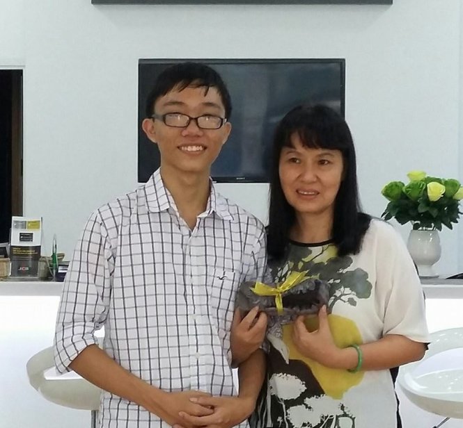 Cô giáo Trần Thị Trúc Hạ bên học trò của mình - Ảnh: H.T.