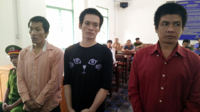 Bị cáo Hét (giữa) đã có hành vi đồi bại dù tuổi đời đáng con cháu mà vẫn ra tay tàn nhẫn đối với cụ bà U60