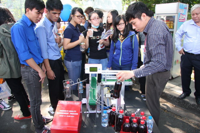 Học sinh tìm hiểu ngành học và xem trình diễn sản phẩm công nghệ của Trường ĐH Quốc tế (ĐHQG TP.HCM) - Ảnh: TRẦN HUỲNH