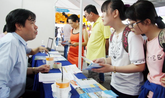 Thí sinh tìm hiểu thông tin tuyển sinh của Trường ĐH Khoa học xã hội và nhân văn TP.HCM - Ảnh: TRẦN HUỲNH