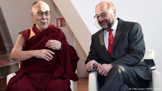Đạt Lai Lạt Ma hội đàm với chủ tịch nghị viện châu Âu Martin Schulz tại trụ sở nghị viện châu Âu tại Strasbourg, Pháp - Ảnh: AFP