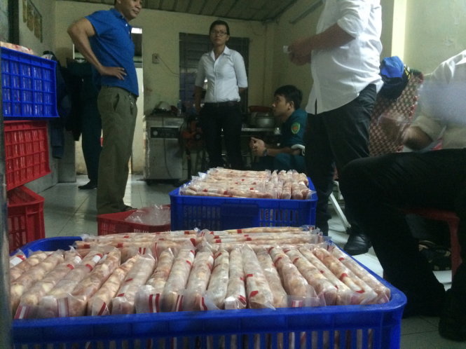 Đoàn liên ngành kiểm tra lô hàng không có nguồn gốc xuất xứ tại cơ sở ông Thắng (P.Tam Phú, Q.Thủ Đức) - Ảnh: Hoàng Lộc
