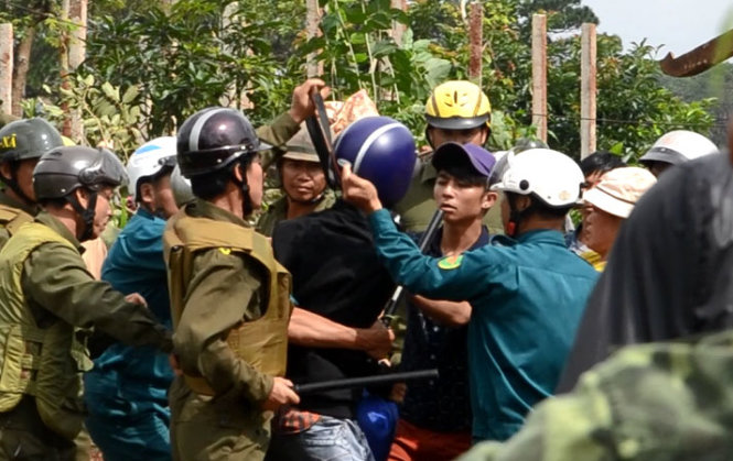 Lực lượng Công an xã, dân quân tự vệ khống chế, áp giải phóng viên Thanh Hải vào sáng ngày 21-9