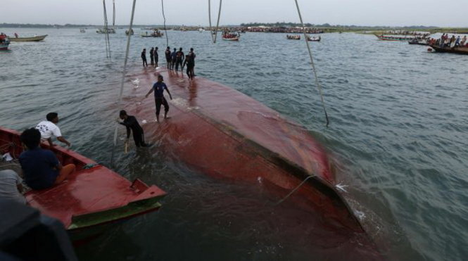 Ít nhất 10 người chết và 11 người mất tích trong vụ lật phà ở Bangladesh ngày 21-9 - Ảnh: REUTERS