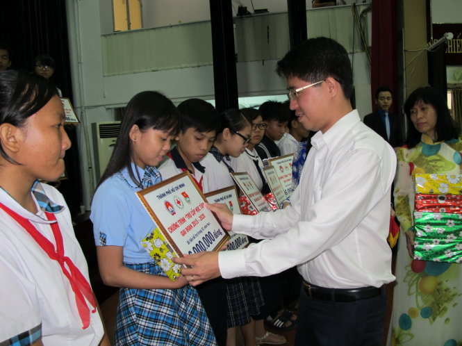 Anh Phạm Hồng Sơn, phó bí thư Thành đoàn TP.HCM trao bằng khen cho các cá nhân - Ảnh: K.ANH