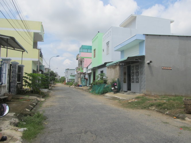 Những nhà cao tầng được xây dựng khang trang đa số là của những người ở nơi khác về đây mua đất xây nhà - Ảnh: P.N