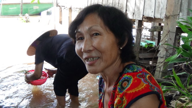 Mọi sinh hoạt của bà con khu vực này đều sử dụng nước sông vì nước không có vào ban ngày - Ảnh: BỬU ĐẤU