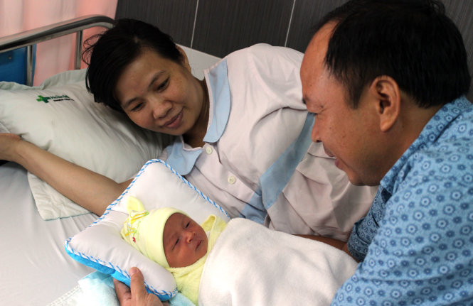 Vợ chồng anh chị H. hạnh phúc bên con trai mới sinh