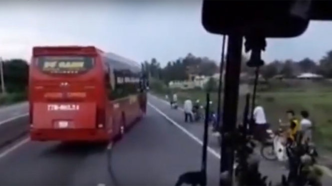 Xe Dư Oanh phía trước đánh võng trên quốc lộ 1, không cho xe Loan Trà vượt lên - Ảnh cắt từ clip