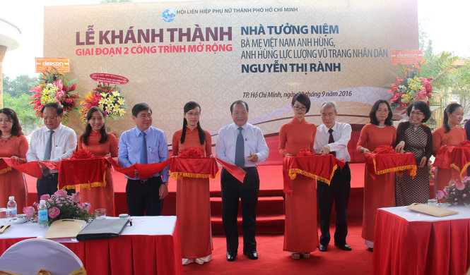 Cắt băng khánh thành giai đoạn 2 công trình mở rộng Nhà tưởng niệm Bà mẹ Việt Nam anh hùng - Anh hùng Lực lượng vũ trang nhân dân Nguyễn Thị Rành