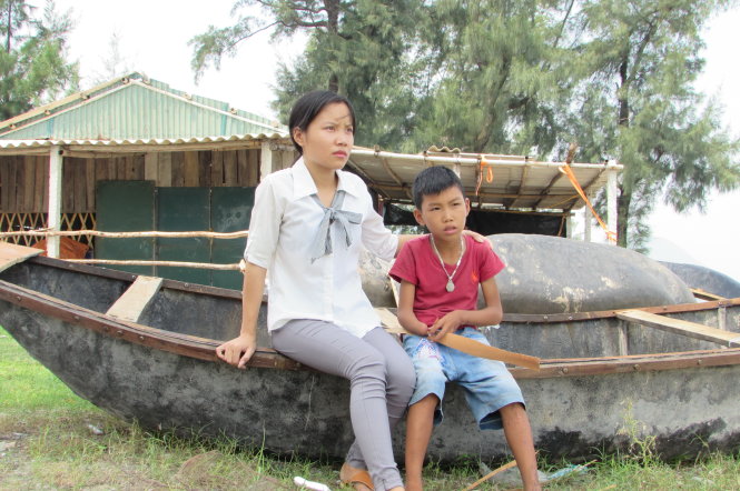 Chu Thị Hòa và em trai - Ảnh: H.THANH