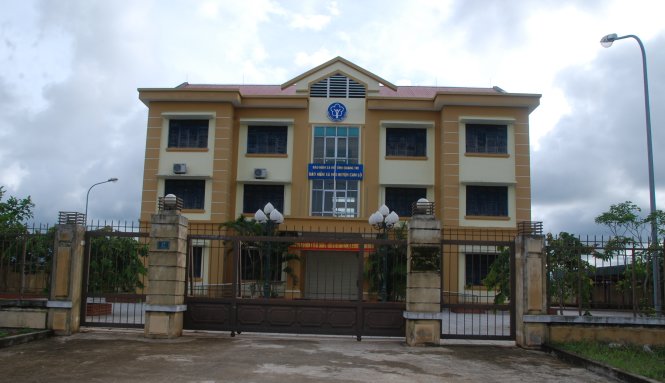 Trụ sở cơ quan bảo hiểm xã hội huyện Cam Lộ (Quảng Trị) đóng cửa, đóng cổng kín mít suốt buổi chiều thứ sáu 23-9 – ảnh: QUỐC NAM