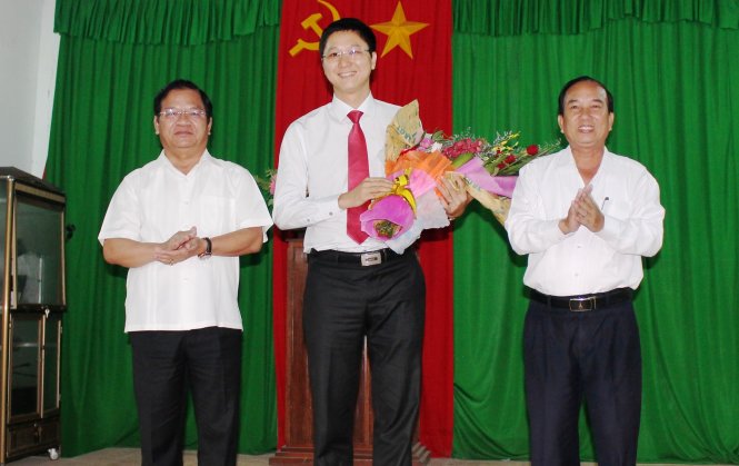 Ông Nguyễn Viết Vy (giữa) được bổ nhiệm làm bí thư huyện ủy Lý Sơn - Ảnh: TRẦN MAI