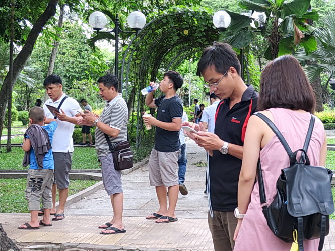 Làm theo hướng dẫn các tin nhắn quảng cáo, người tiêu dùng có thể bị trừ tiền mà không biết - Ảnh: T.T.D.
