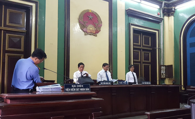 Nhiều thẩm phán hiện nay đều mang kính trong khi xét xử - Ảnh minh họa của Hoàng Điệp