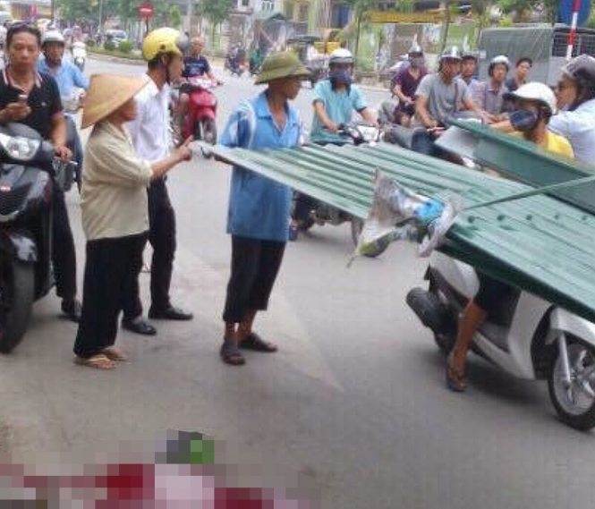 Hiện trưởng nơi xảy ra vụ việc cháu bé bị tôn cứa vào cổ tử vong - Ảnh: FB BEATVN